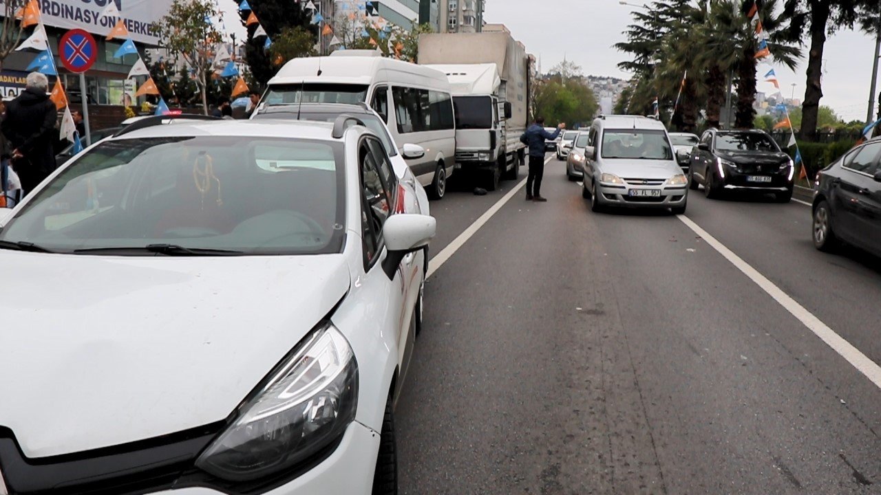 Freni boşalan kamyon ışıkta bekleyen 5 araca çarptı: 1 yaralı