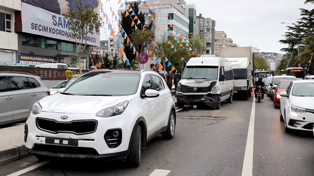 Freni boşalan kamyon ışıkta bekleyen 5 araca çarptı: 1 yaralı
