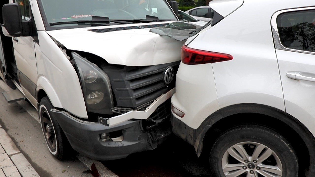 Freni boşalan kamyon ışıkta bekleyen 5 araca çarptı: 1 yaralı