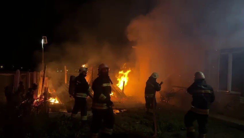 Alevlerin geceyi aydınlattığı yangında müstakil ev kullanılamaz hale geldi