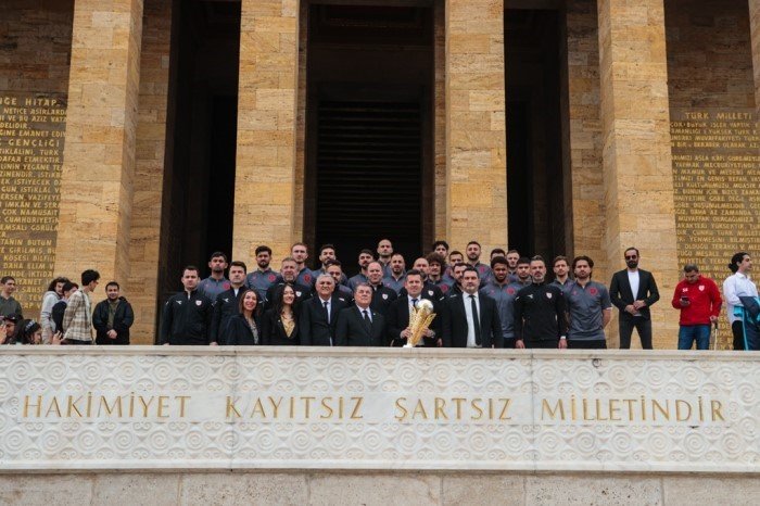 Samsunspor’un şampiyonluk kupası Anıtkabir’de