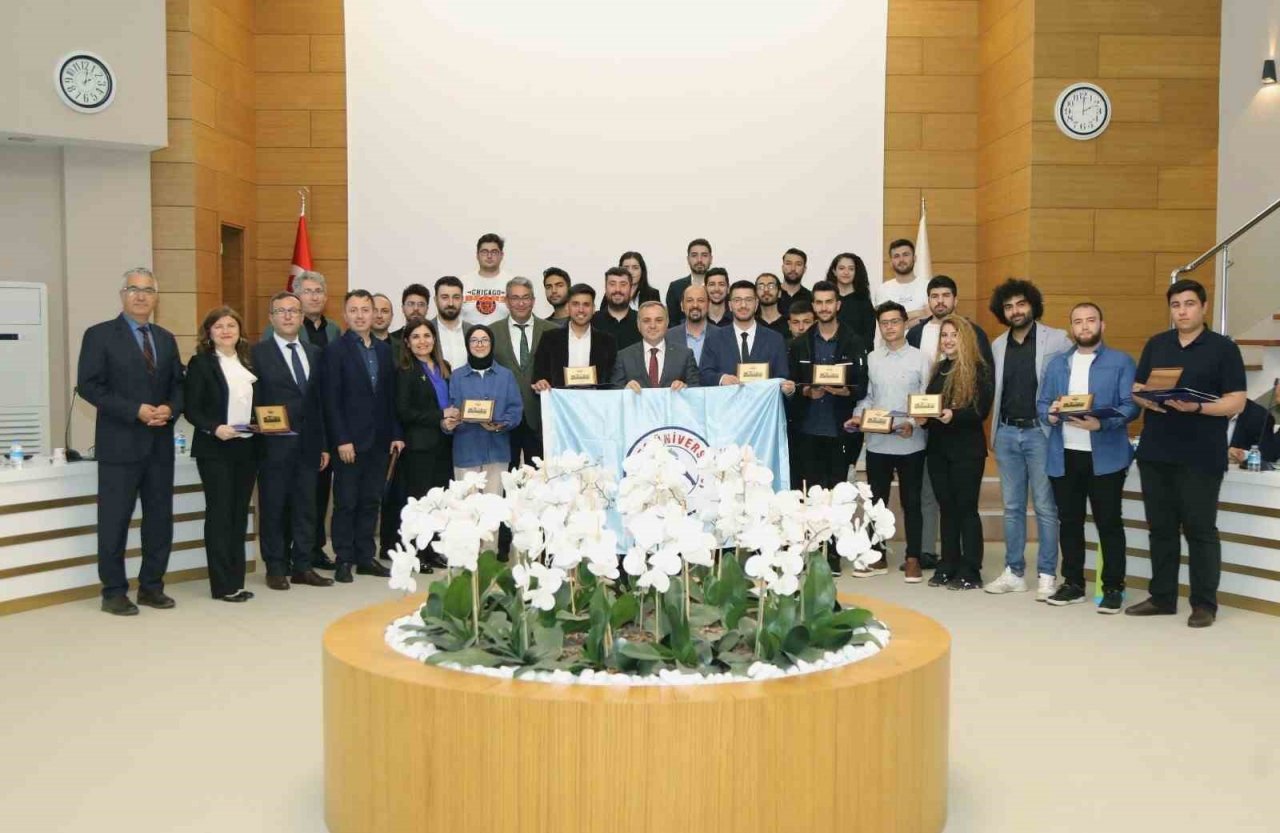 Rektör Altun, TEKNOFEST’den derece ile dönen ERÜ’lü öğrencileri tebrik etti