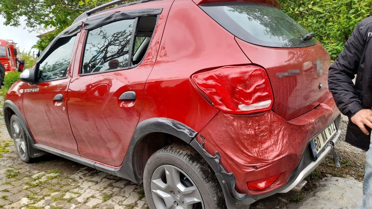 Evde başlayan yangın kapıdaki aracı eritti