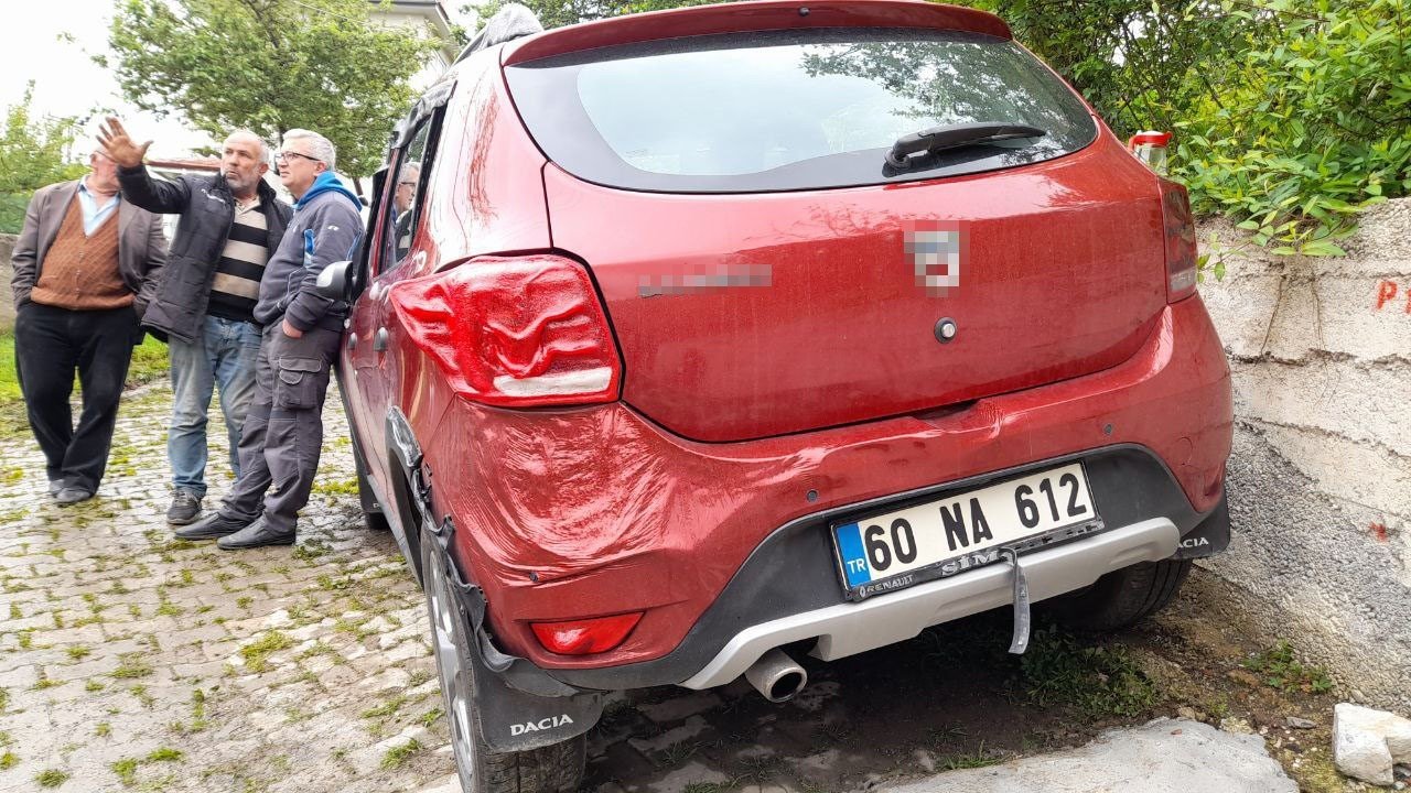 Evde başlayan yangın kapıdaki aracı eritti