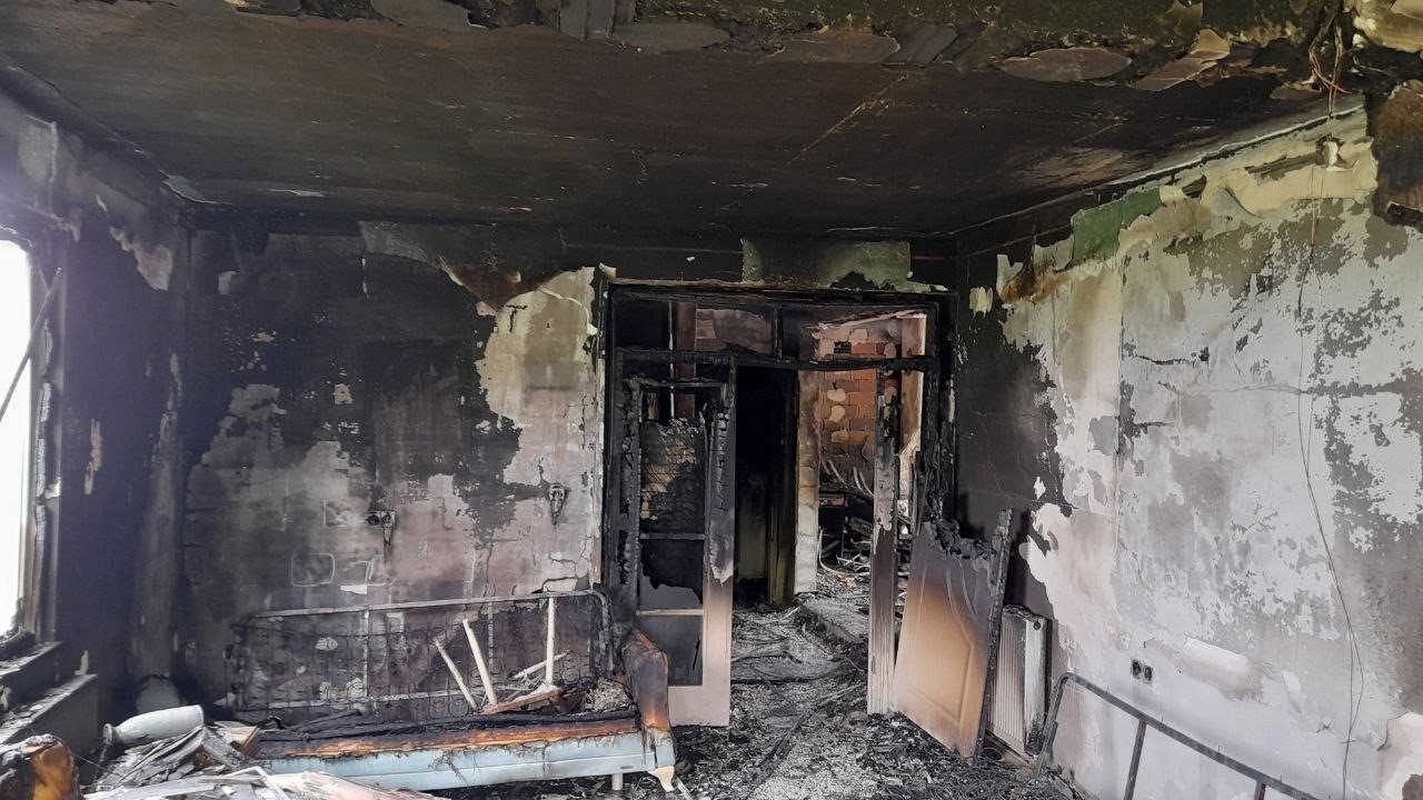 Evde başlayan yangın kapıdaki aracı eritti