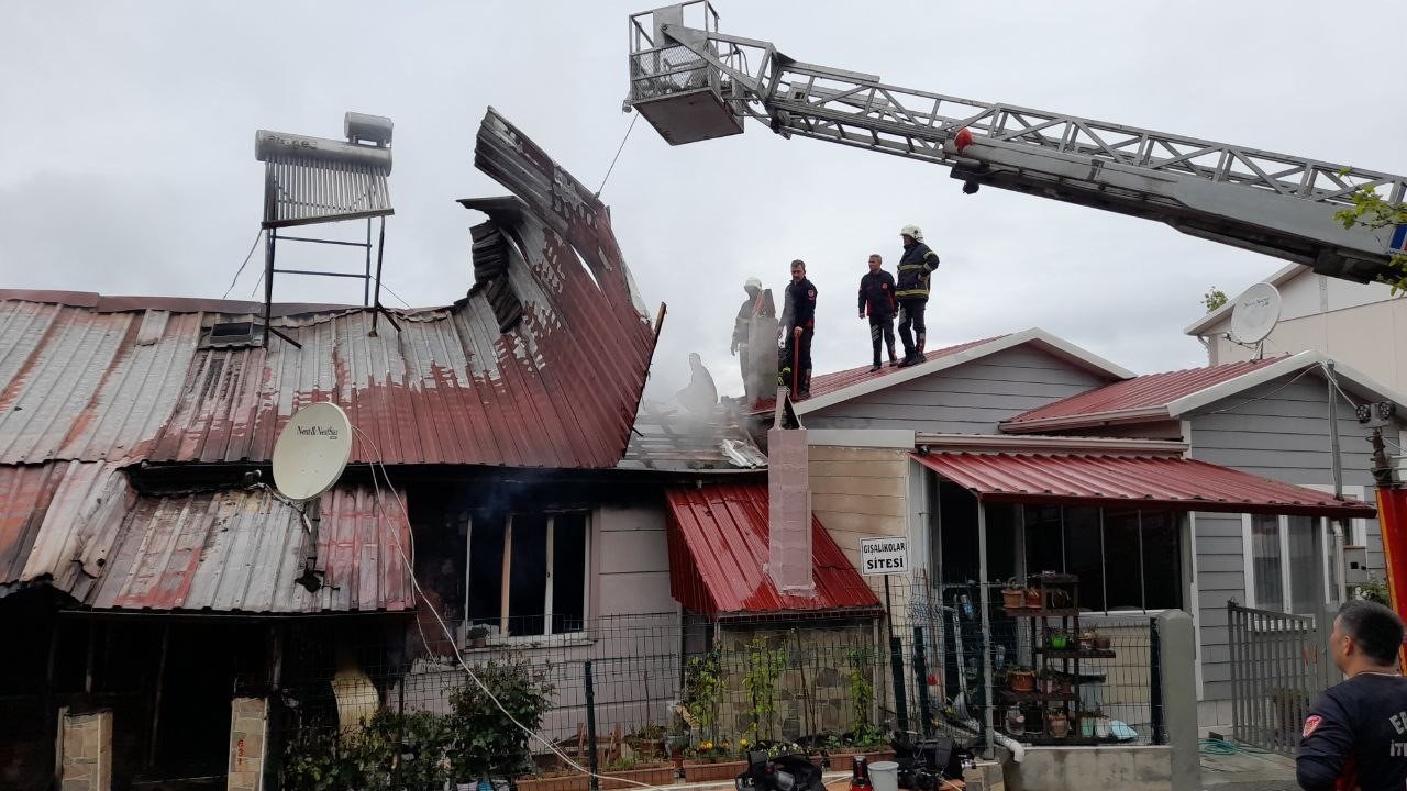 Evde başlayan yangın kapıdaki aracı eritti