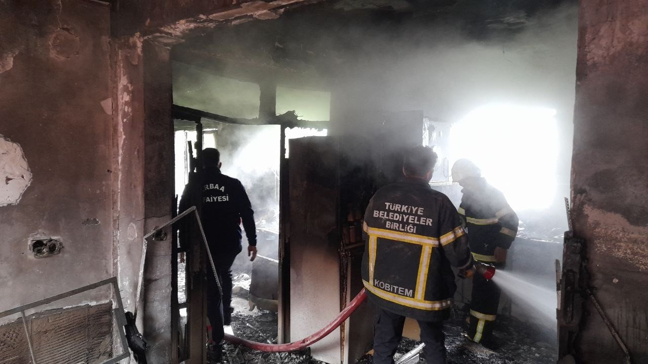 Evde başlayan yangın kapıdaki aracı eritti