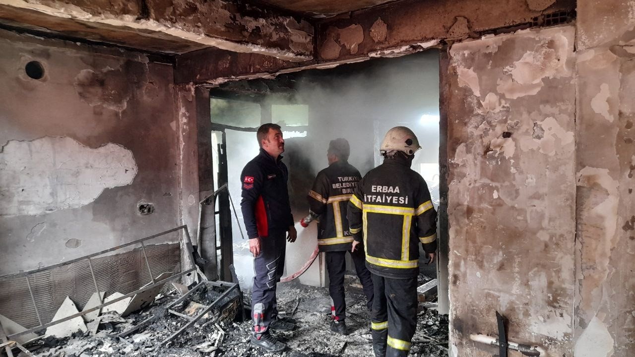 Evde başlayan yangın kapıdaki aracı eritti