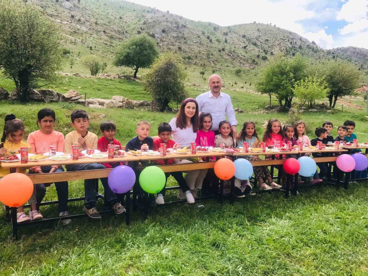 Köy okulları ablası, öğrencilere oyuncak dağıttı