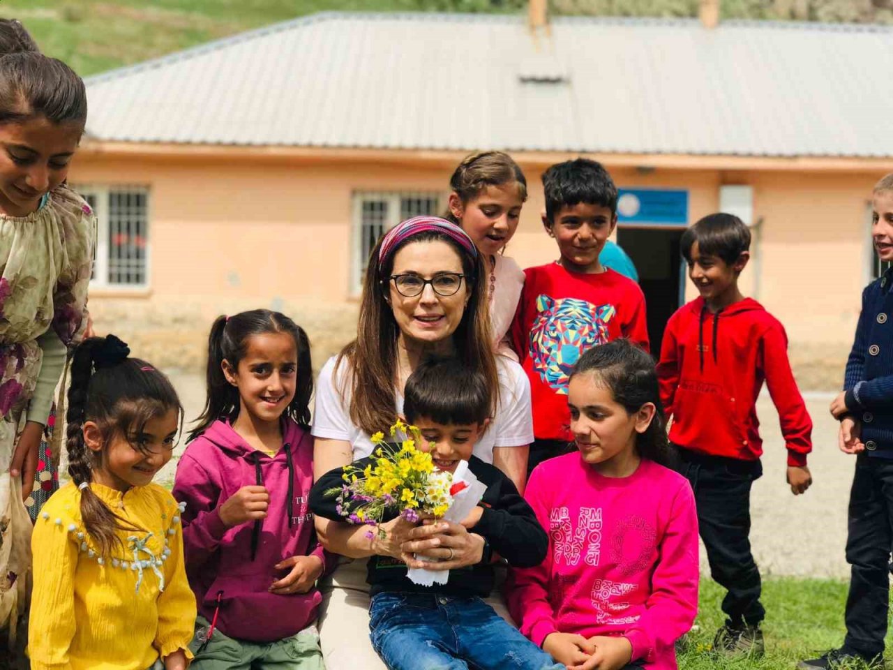 Köy okulları ablası, öğrencilere oyuncak dağıttı