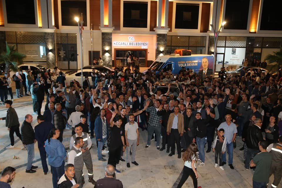 Koçarlı TOGG’u meşale ve konfetiler ile karşıladı