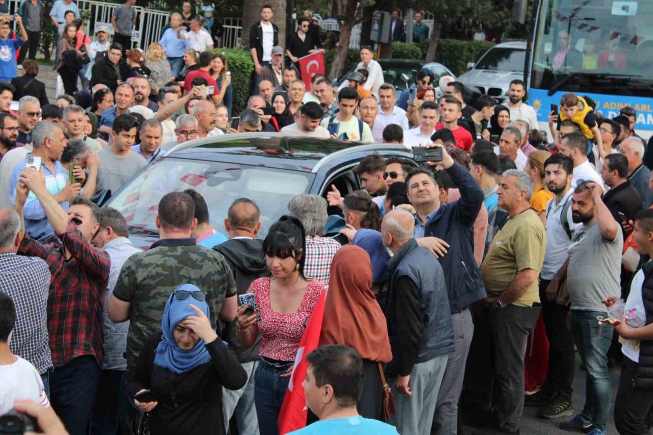 Aydınlılar Togg’u görüntülemek için birbirleriyle yarıştı: "Türk mühendisleri yapmış, sevinmeyelim de ne yapalım"