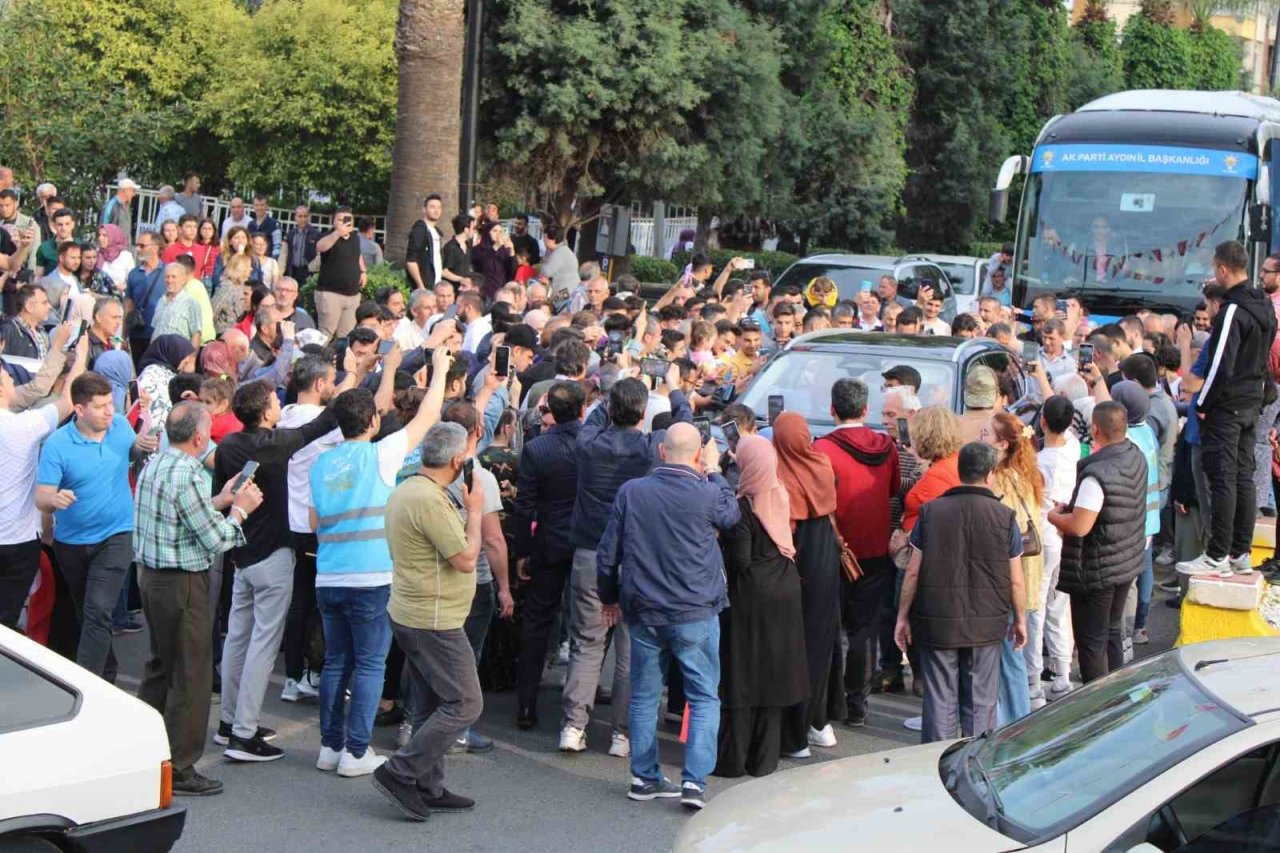 Aydınlılar Togg’u görüntülemek için birbirleriyle yarıştı: "Türk mühendisleri yapmış, sevinmeyelim de ne yapalım"