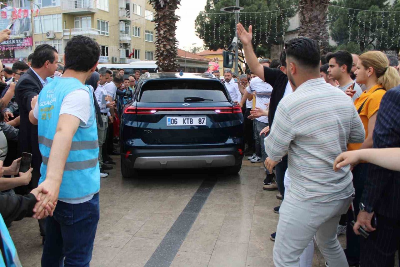 Aydınlılar Togg’u görüntülemek için birbirleriyle yarıştı: "Türk mühendisleri yapmış, sevinmeyelim de ne yapalım"