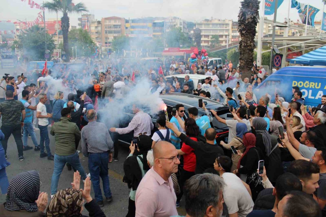 Aydınlılar Togg’u görüntülemek için birbirleriyle yarıştı: "Türk mühendisleri yapmış, sevinmeyelim de ne yapalım"