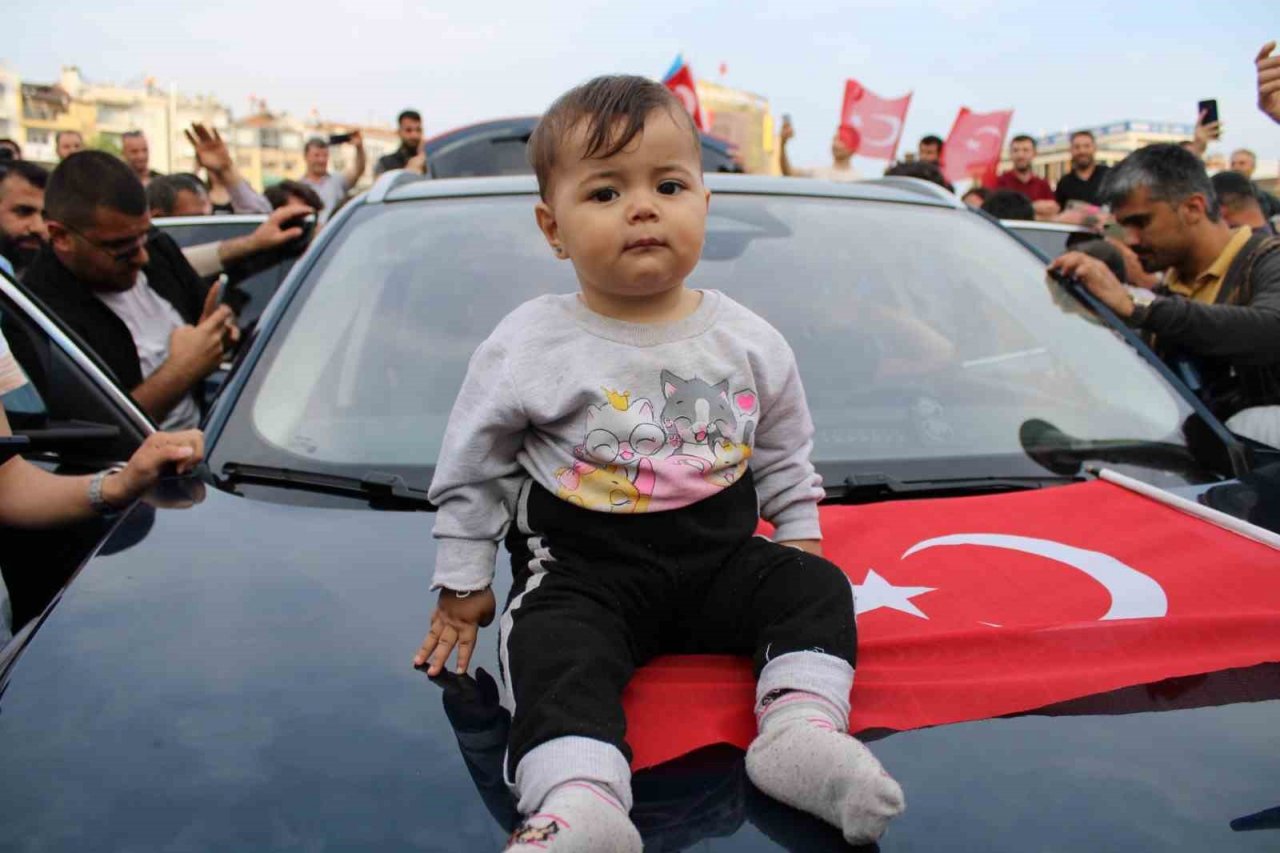 Aydınlılar Togg’u görüntülemek için birbirleriyle yarıştı: "Türk mühendisleri yapmış, sevinmeyelim de ne yapalım"