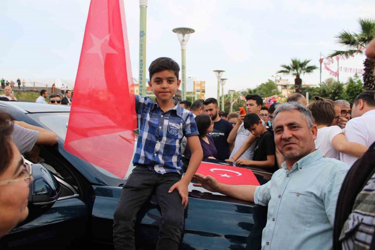 Aydınlılar Togg’u görüntülemek için birbirleriyle yarıştı: "Türk mühendisleri yapmış, sevinmeyelim de ne yapalım"