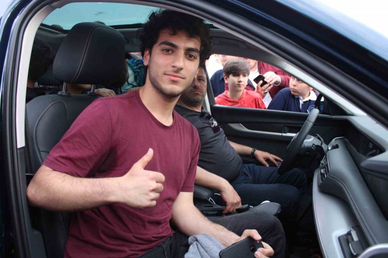 Aydınlılar Togg’u görüntülemek için birbirleriyle yarıştı: "Türk mühendisleri yapmış, sevinmeyelim de ne yapalım"