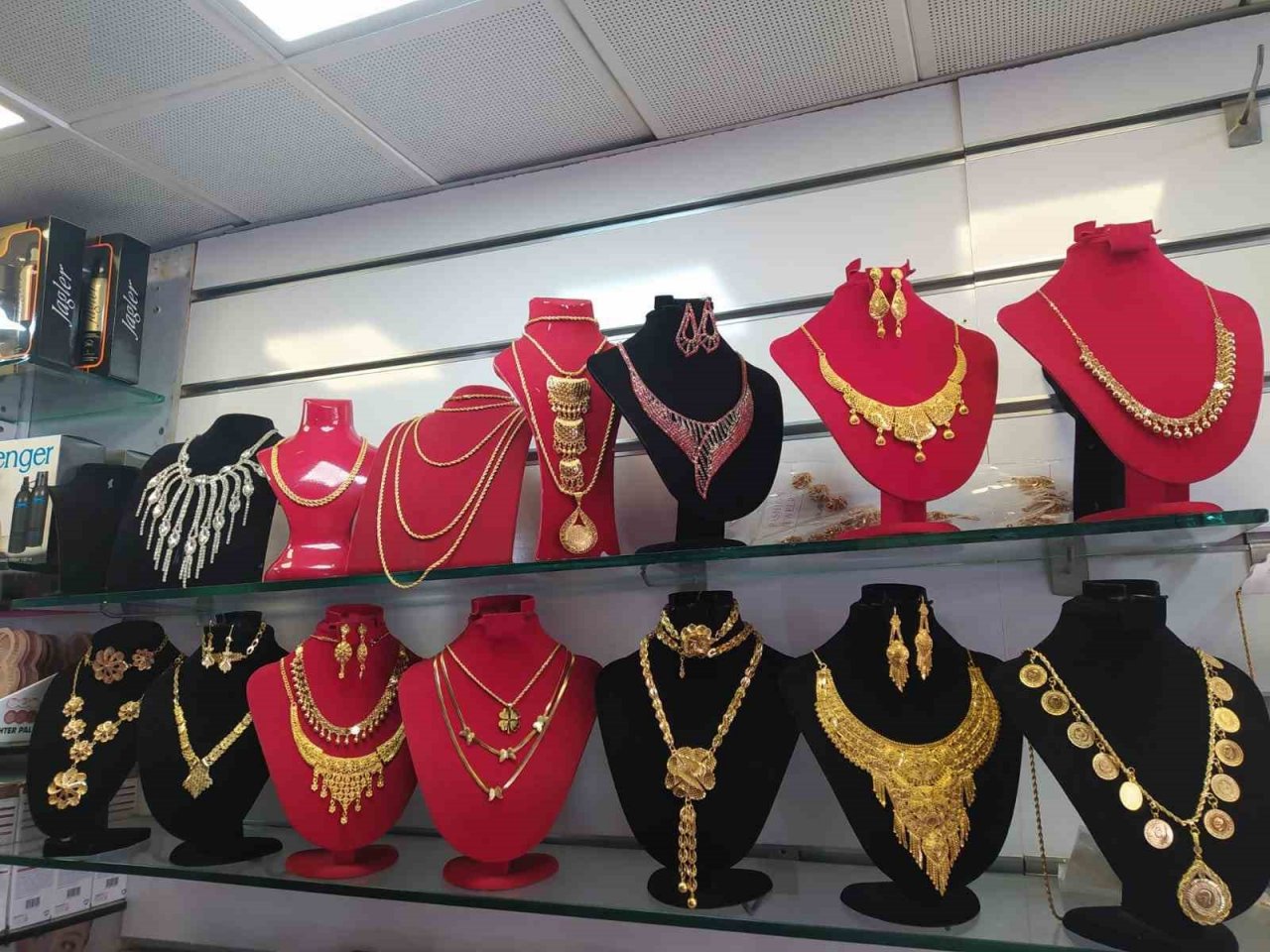 Düğün sezonuyla birlikte imitasyon takılara ilgi arttı