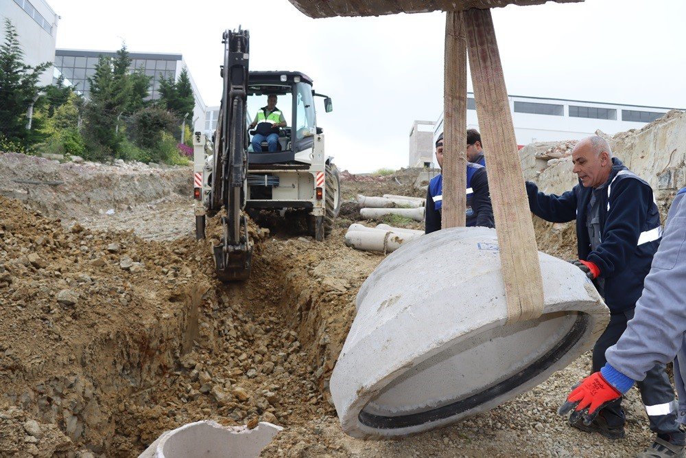 Kirazlı Sanayi Sitesi’nin kanalizasyon hattı yenileniyor