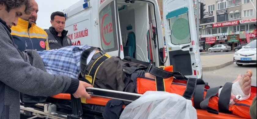 Halk otobüsünün çarptığı yaya hafif yaralandı