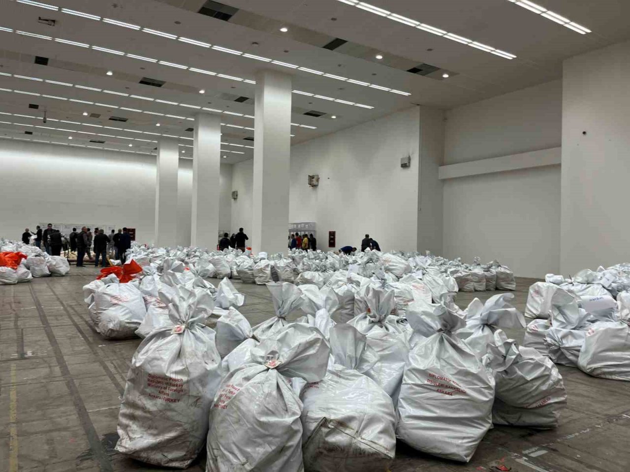 Yurt dışından getirilen 1 milyon 817 bin oy Ankara’da tasnif ediliyor