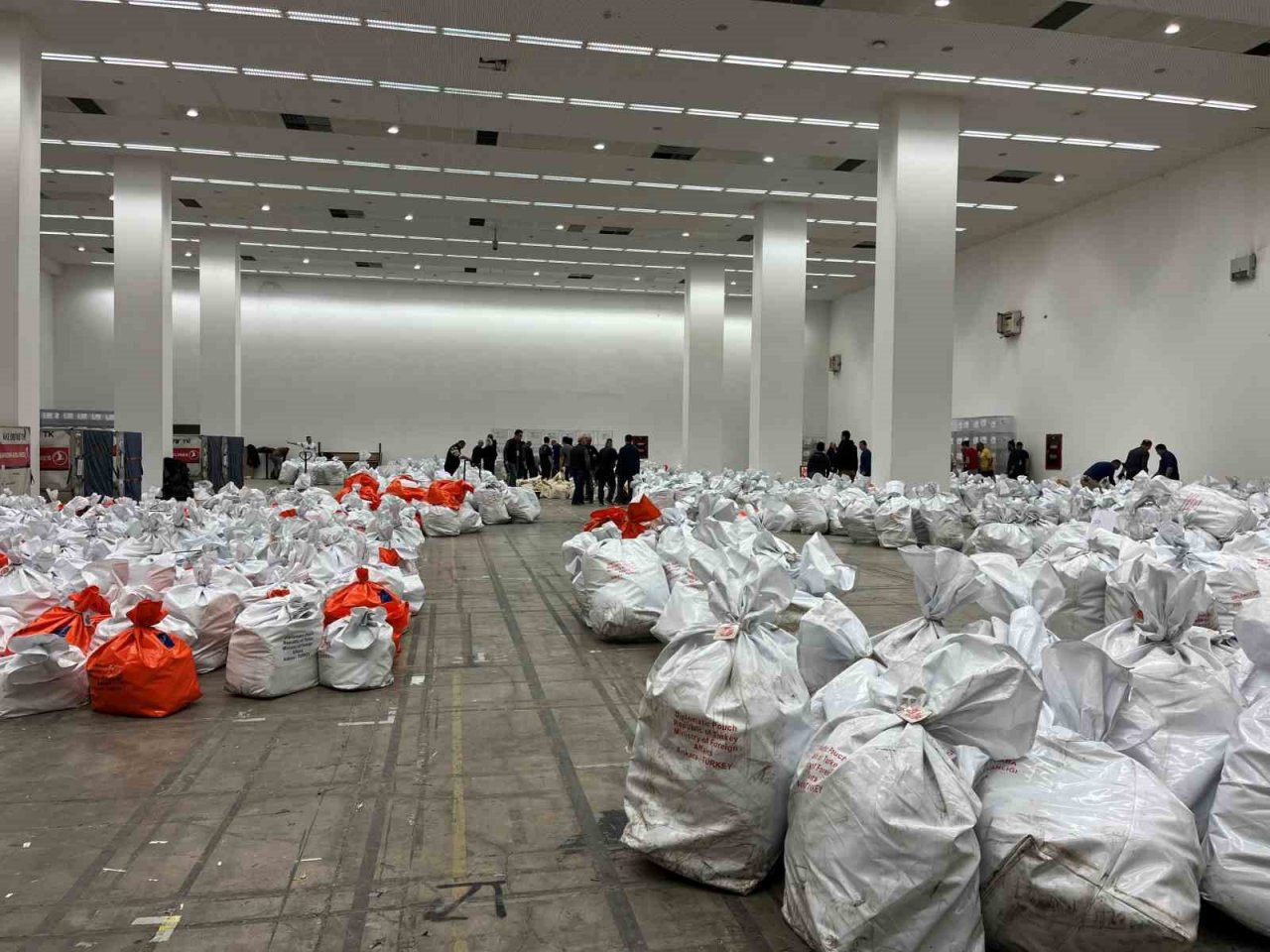 Yurt dışından getirilen 1 milyon 817 bin oy Ankara’da tasnif ediliyor