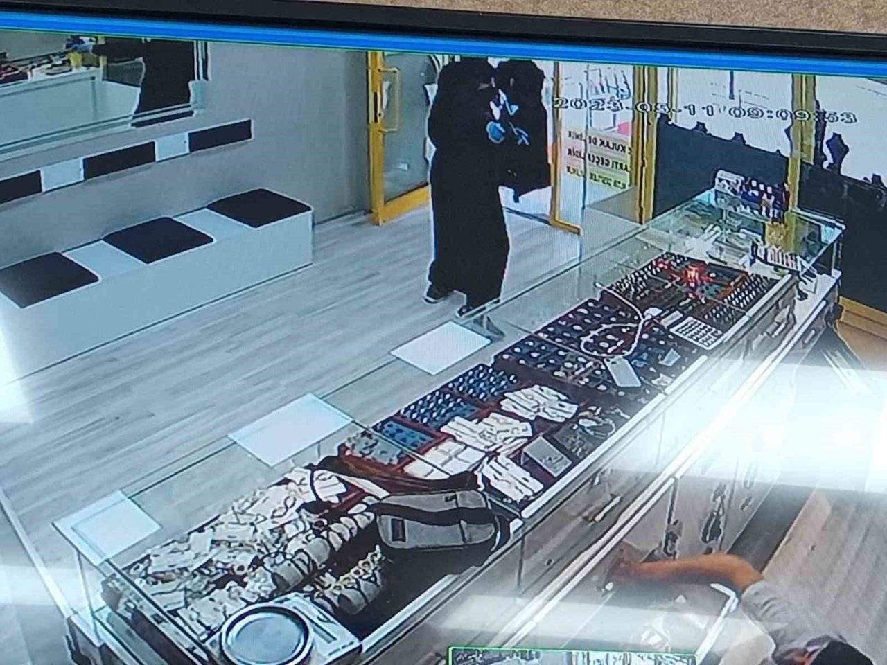 Komedi filmi gibi soygun girişimi: 3 şüpheli, kadın kılığına girdi