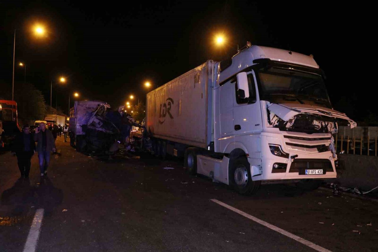 Adana’da 13 aracın karıştığı kazada kapanan otoyol ulaşıma açıldı