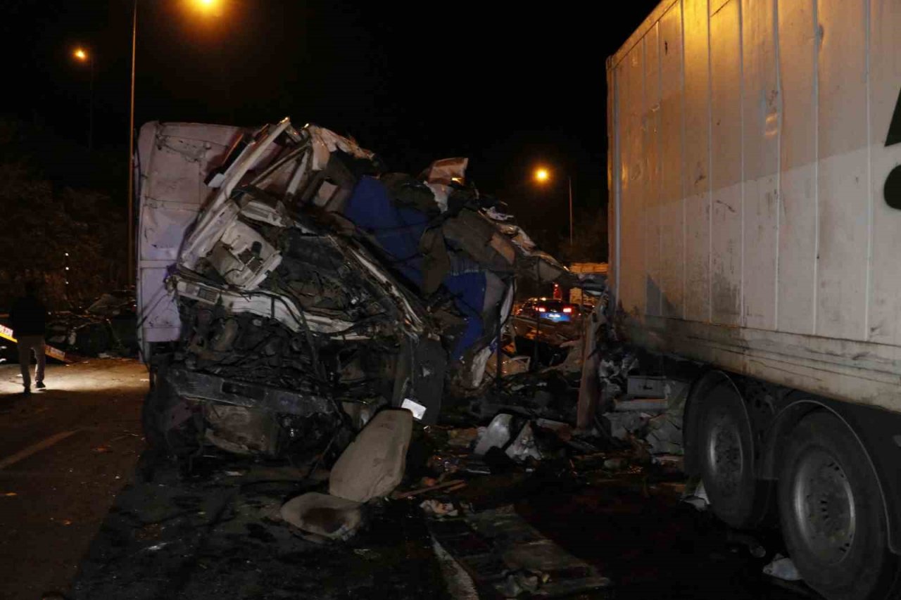 Adana’da 13 aracın karıştığı kazada kapanan otoyol ulaşıma açıldı