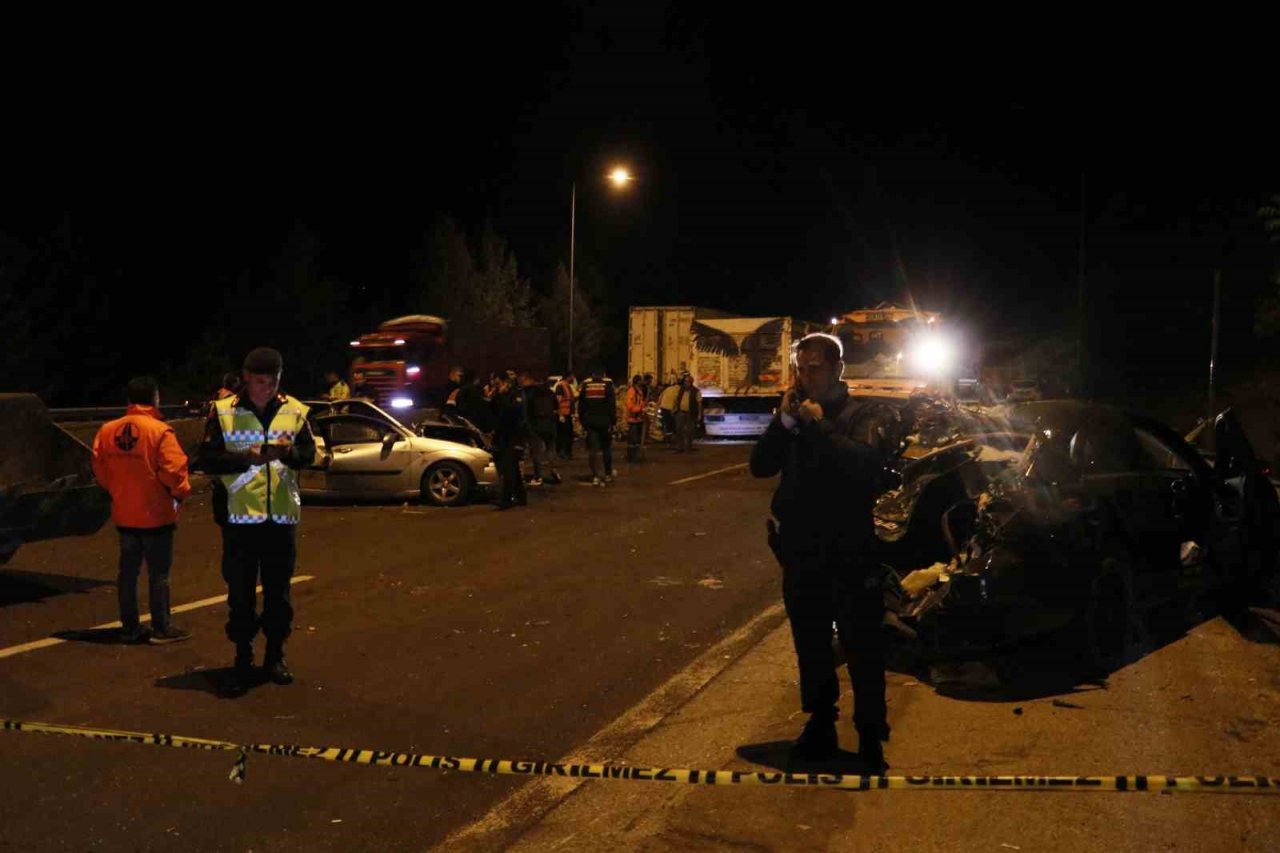 Adana’da 13 aracın karıştığı kazada kapanan otoyol ulaşıma açıldı