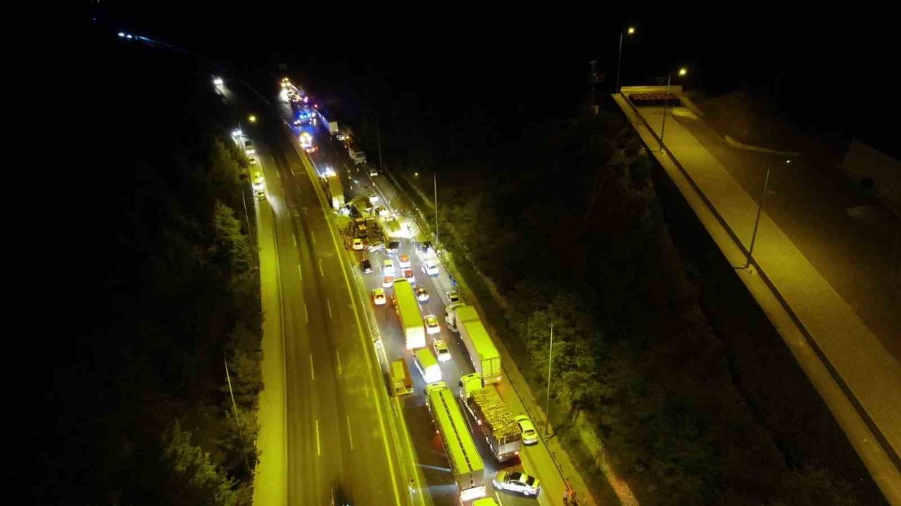 Adana’da 13 aracın karıştığı kazada kapanan otoyol ulaşıma açıldı