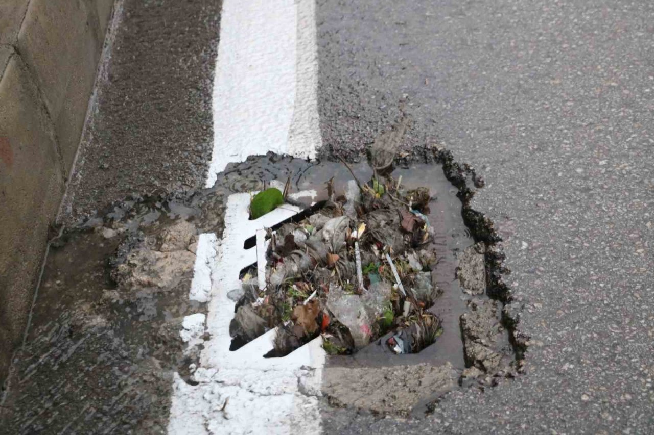 Canlarını kurtarmak için suda mahsur kalan aracın üstüne çıktılar