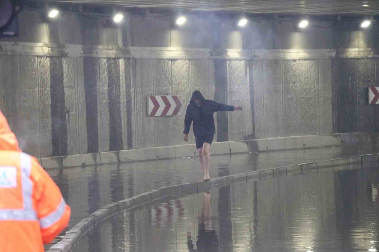 Canlarını kurtarmak için suda mahsur kalan aracın üstüne çıktılar