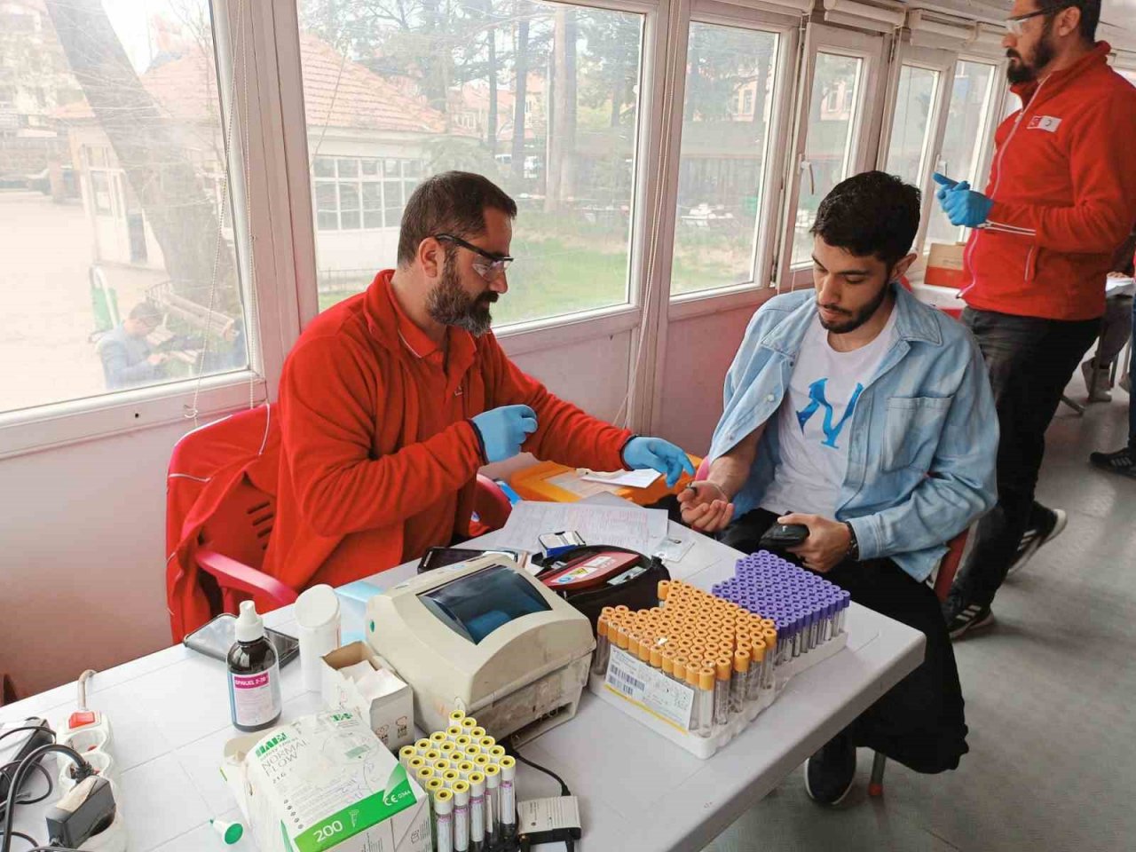 Gençlik Merkezi öğrencileri ve vatandaşlar kan bağışına yoğun ilgi gösterdi