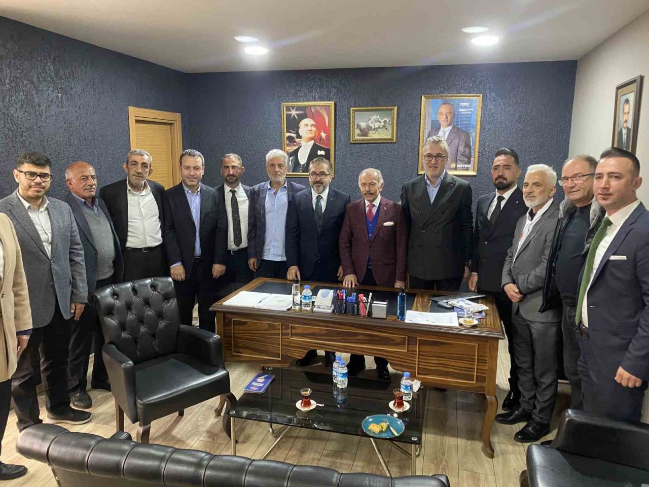 AK Partili aday Yıldırım, 15 Temmuz Demokrasi Otogarı’nda esnaf ile bir araya geldi