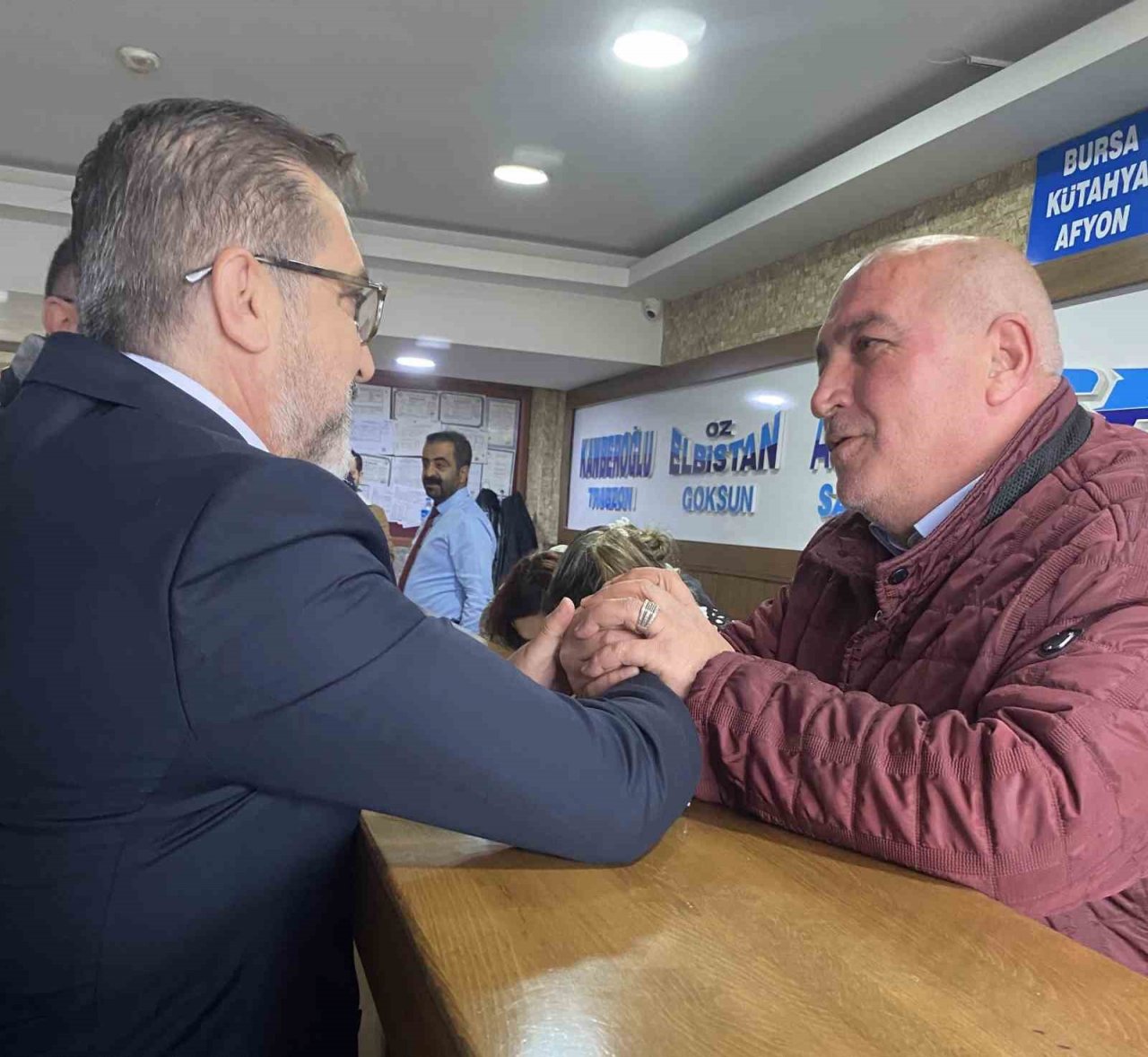 AK Partili aday Yıldırım, 15 Temmuz Demokrasi Otogarı’nda esnaf ile bir araya geldi