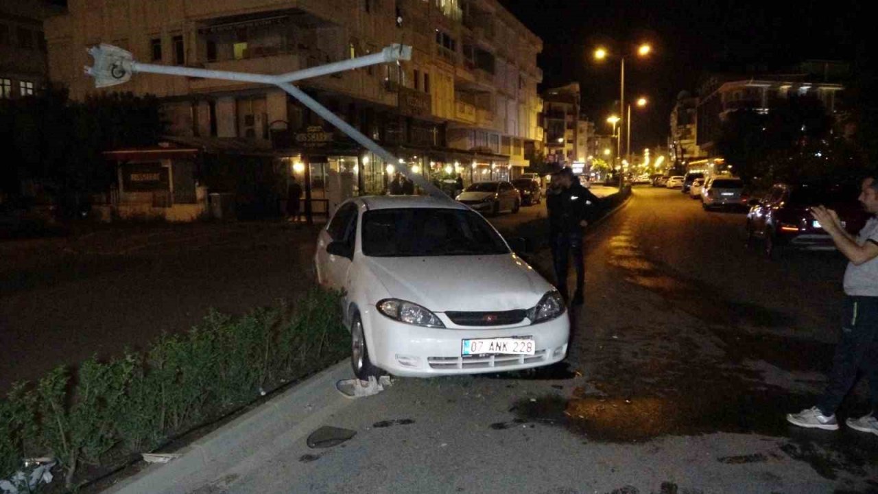 Alkollü sürücü refüjü aşıp otomobile çarptı, aydınlatma direği üzerine yıkıldı
