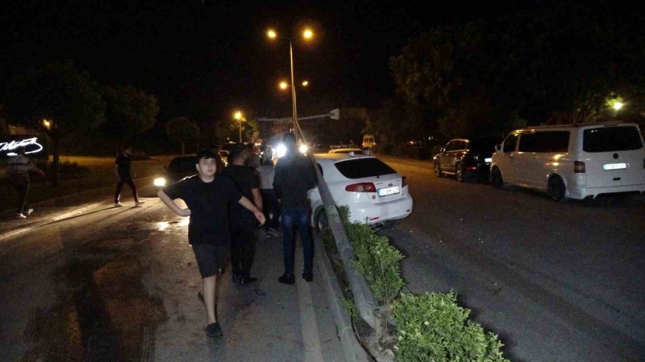 Alkollü sürücü refüjü aşıp otomobile çarptı, aydınlatma direği üzerine yıkıldı