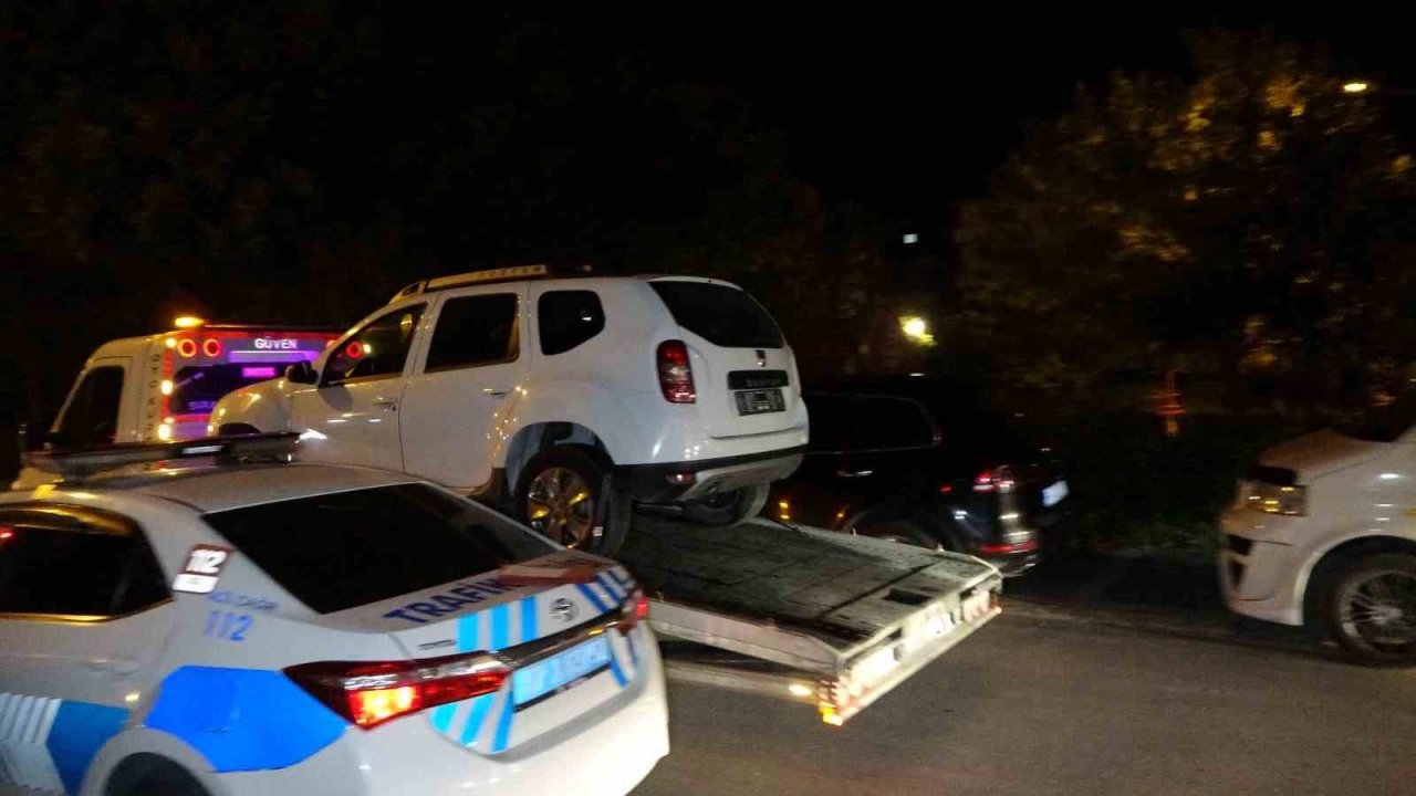 Alkollü sürücü refüjü aşıp otomobile çarptı, aydınlatma direği üzerine yıkıldı