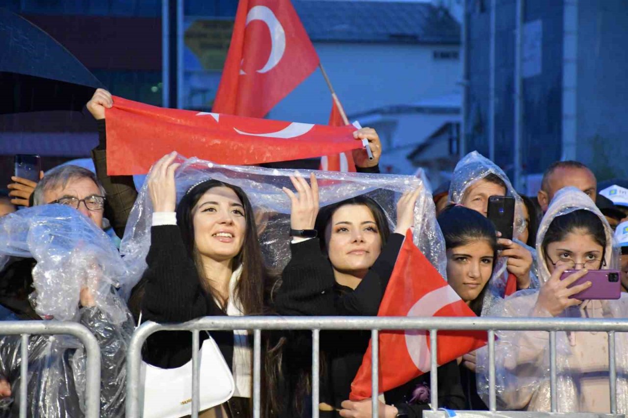 Ardahan’da sağanak yağışa rağmen Mustafa Özarslan coşkusu