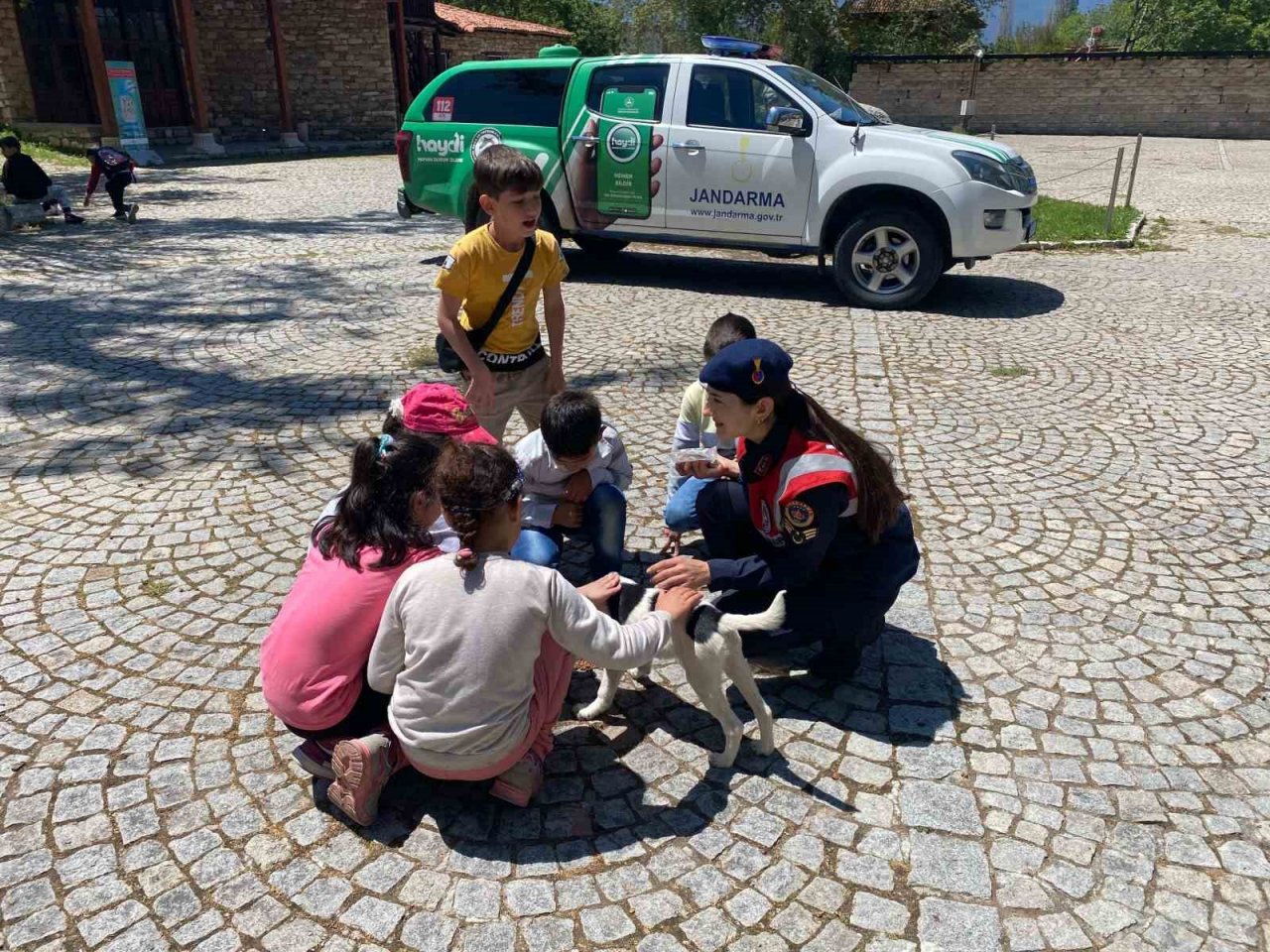 Antik kenti ziyarete gelen öğrencilere hayvan ve doğa sevgisi anlatıldı