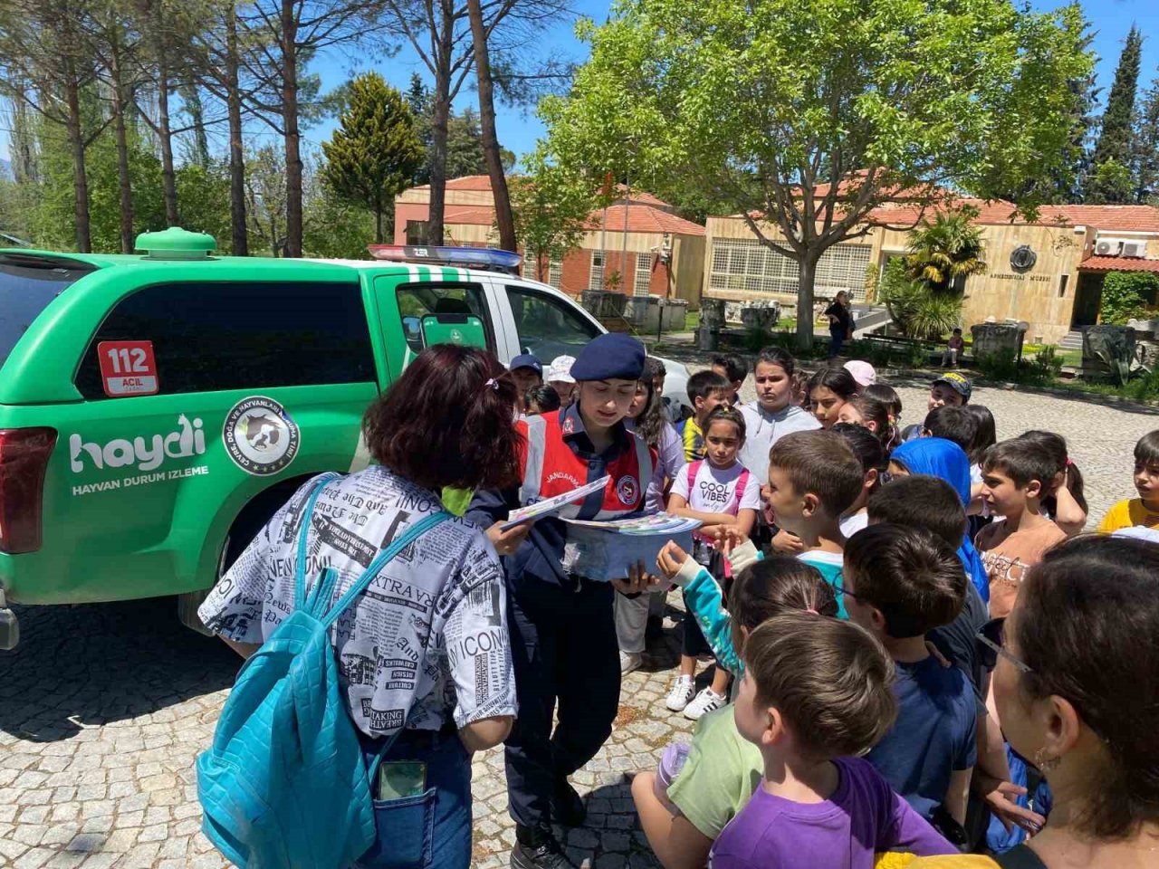 Antik kenti ziyarete gelen öğrencilere hayvan ve doğa sevgisi anlatıldı