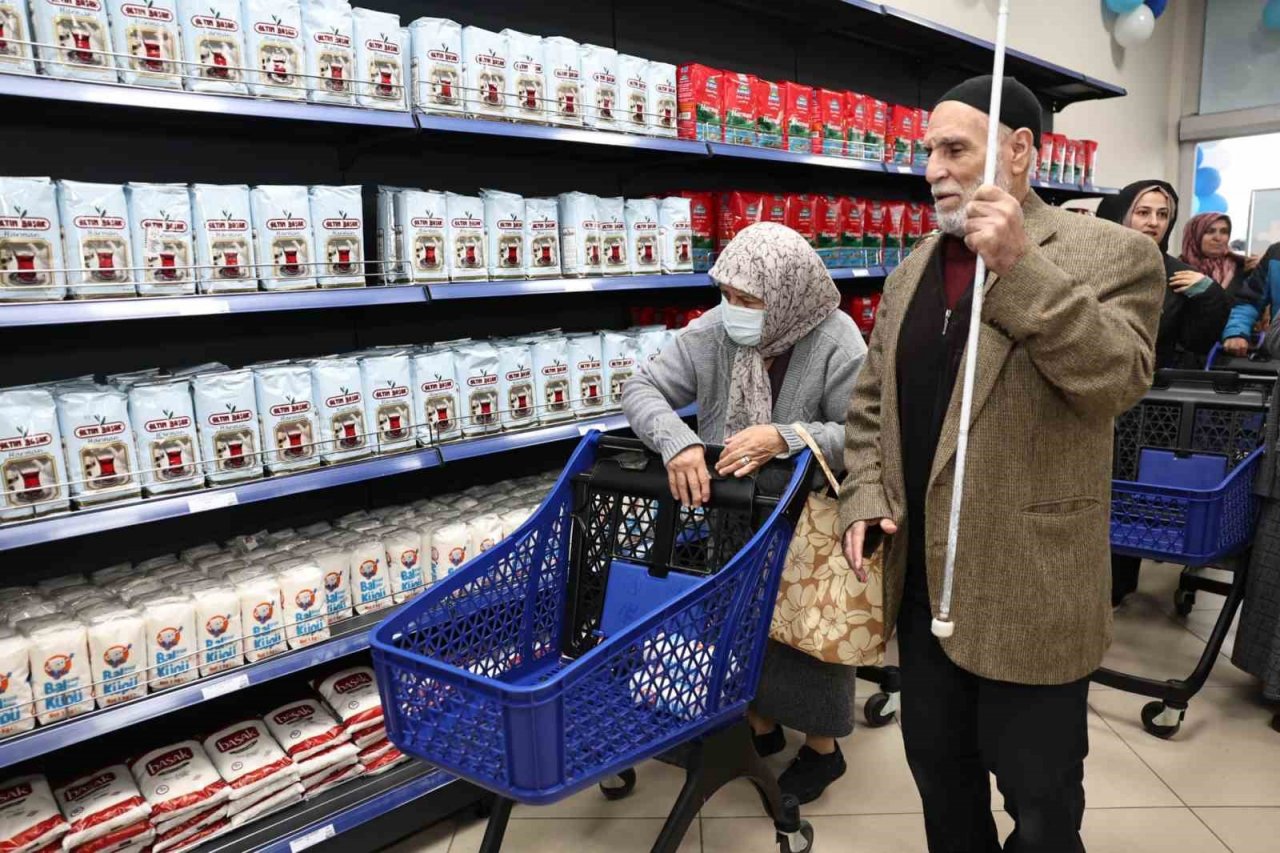 Bağcılar’da ihtiyaç sahipleri için ‘Sosyal Market’ açıldı