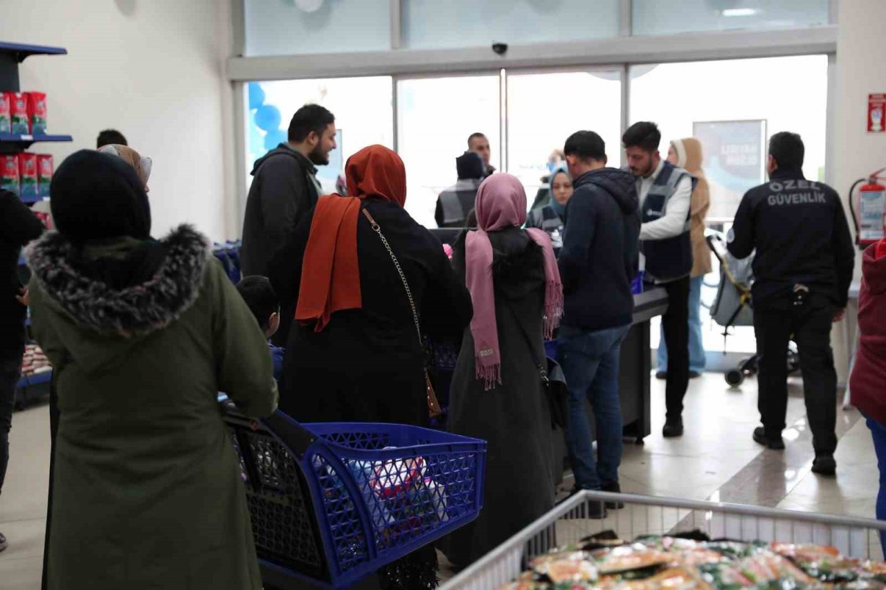 Bağcılar’da ihtiyaç sahipleri için ‘Sosyal Market’ açıldı