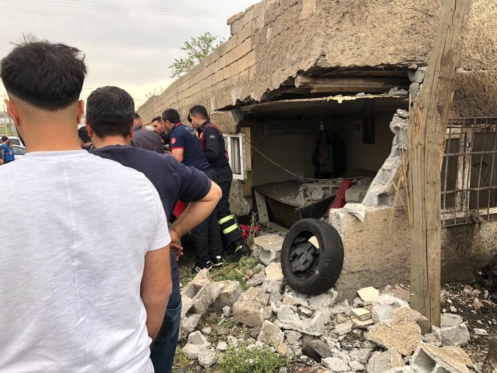 Direksiyon hakimiyetini kaybeden araç güvenlik kulübesine girdi