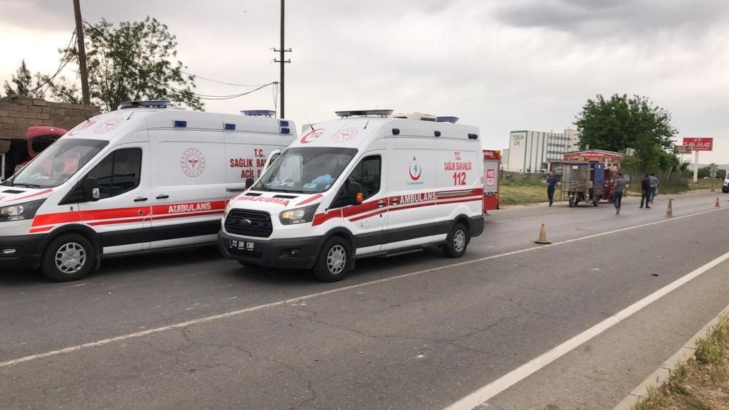 Direksiyon hakimiyetini kaybeden araç güvenlik kulübesine girdi