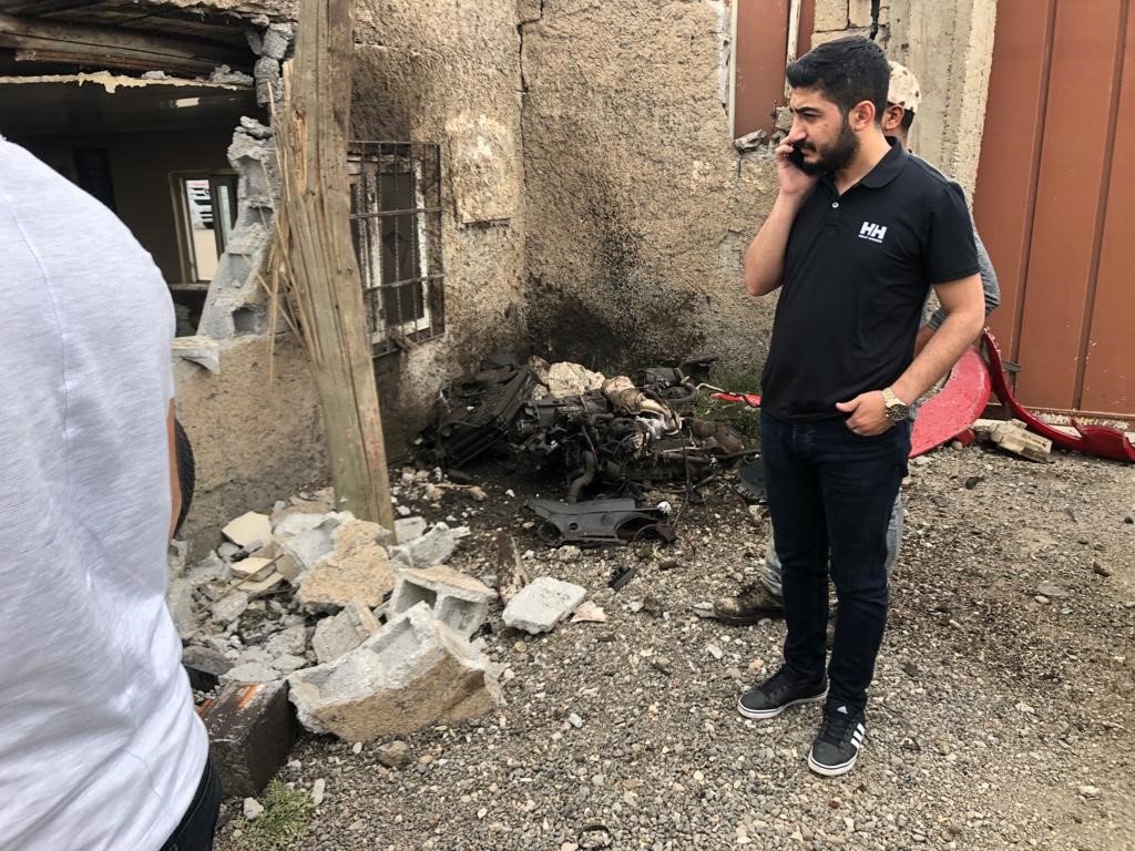 Direksiyon hakimiyetini kaybeden araç güvenlik kulübesine girdi