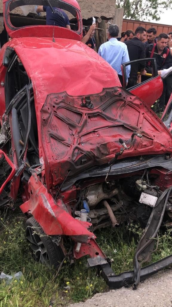 Direksiyon hakimiyetini kaybeden araç güvenlik kulübesine girdi