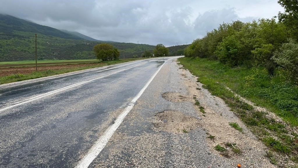 Yağışın etkisiyle kontrolden çıkan motosiklet kayarak savruldu, sürücü yaralandı